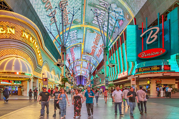 fremont street in las vegas, nevada by night - downtown las vegas fremont street experience nevada las vegas metropolitan area imagens e fotografias de stock