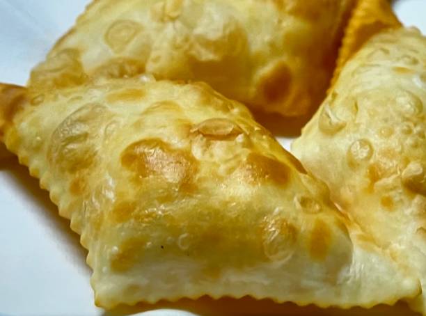 gnocco fritto итальянская пальчиковая еда - gnocco fritto стоковые ф�ото и изображения