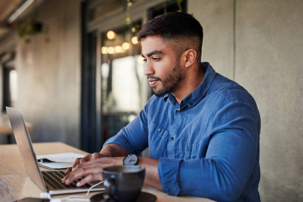 travailleur, pensant ou tapant sur un ordinateur portable dans un café, un café ou un restaurant sur des idées de démarrage, une vision ou une conception web ux. concepteur créatif, homme d’affaires ou technologie dans l’iot de travail à distance - questionnaire photos et images de collection