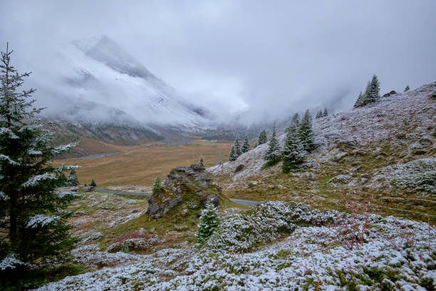 sentier du col gemmi avec poussière de neige.  oberland bernois, suisse - gemmi photos et images de collection
