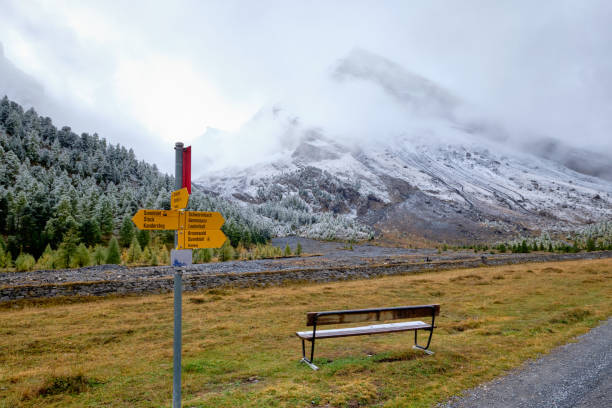 señales de dirección amarillas a lo largo de gemmi pass trail. oberland bernés de suiza - gemmi fotografías e imágenes de stock