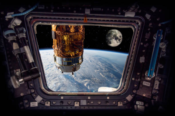vaisseau spatial à côté de la terre et de la lune éléments de cette image fournis par la nasa - satellite view photos et images de collection