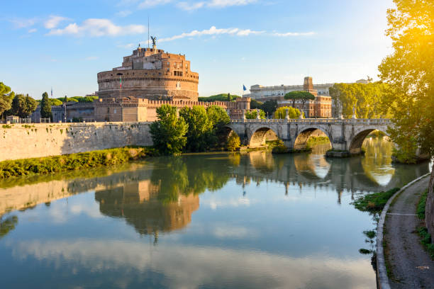 イタリア、ローマのテヴェレ川に架かる聖天使の城(サンタンジェロ城)と聖天使橋(サンタンジェロ橋) - angel ponte sant angelo statue castel santangelo ストックフォトと画像