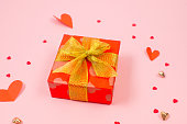 geschenkboxen-und-rote-herzen-auf-rosa-hintergrund.jpg?b=1&s=170x170&k=20&c=NTmsI0NyRjpzey7N4CJiBcelhUewbvm3IsDfOZYuR9s=