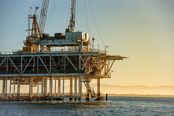 vue rapprochée de l’engin de forage de fracturation au large des côtes dans l’océan pacifique près de long beach et de los angeles en californie et sur l’île de catalina au crépuscule par une journée claire et calme - oil rig sea drill petroleum photos et images de collection