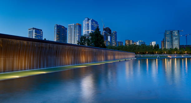 city skyscrapers riflessioni - bellevue washington state foto e immagini stock