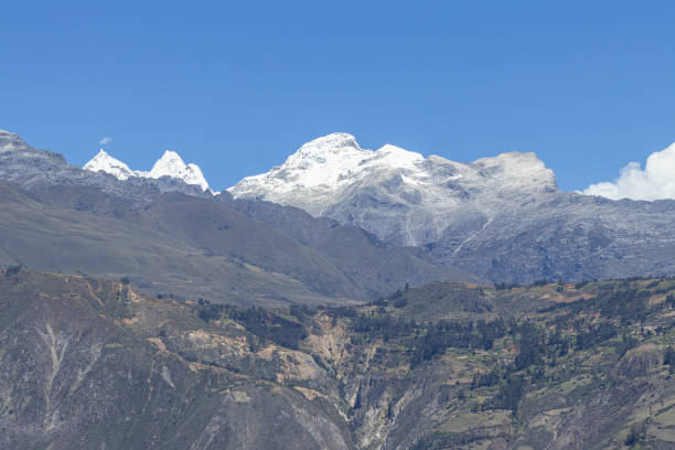 widok na niektóre pasma górskie cordillera blanca wysoko w górach, zaczerpnięty z ranca, huaylas, ancash - peru - mountain peru cordillera blanca mountain range zdjęcia i obrazy z banku zdjęć