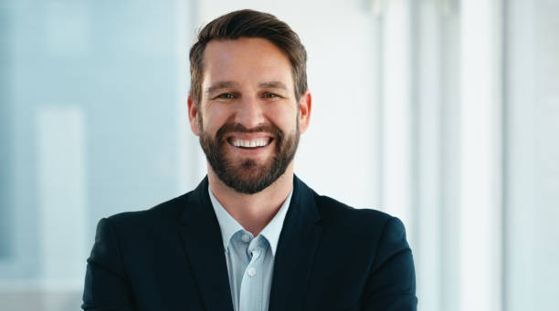Face, portrait and smile of business man in office ready for goals, mission or company targets. Ceo, boss and happy, proud and confident male entrepreneur from Canada with vision and success mindset. rostro, retrato y sonrisa de un hombre de negocios en la oficina listo para los objetivos, la misión o los objetivos de la empresa. ceo, jefe y empresario masculino feliz, orgulloso y seguro de sí mismo de canadá con visión y mentalidad de éxito.