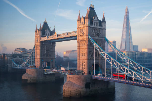 tower bridge au lever du soleil, londres - london england sunlight morning tower bridge photos et images de collection