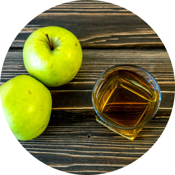 grüne äpfel und glas mit apfelsaft auf holzhintergrund - 5898 stock-fotos und bilder