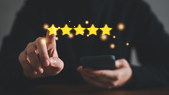 Los clientes califican su clasificación de satisfacción para la encuesta de revisión de experiencia. photo