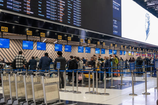 balcões de check-in do aeroporto sheremetyevo no terminal c. - editorial safety in a row industry - fotografias e filmes do acervo