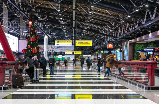 aeroporto de sheremetyevo. salão com monitores de informações de voo e café no terminal c - editorial safety in a row industry - fotografias e filmes do acervo