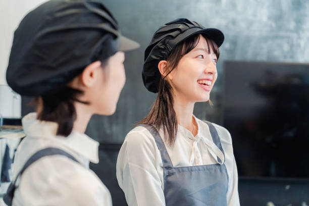 alegre personal de la cafetería trabajando amigablemente - amicably fotografías e imágenes de stock