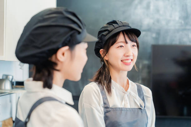 alegre personal de la cafetería trabajando amigablemente - amicably fotografías e imágenes de stock