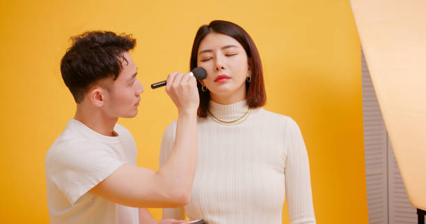 sesión de fotos en estudio - applying make up flash fotografías e imágenes de stock