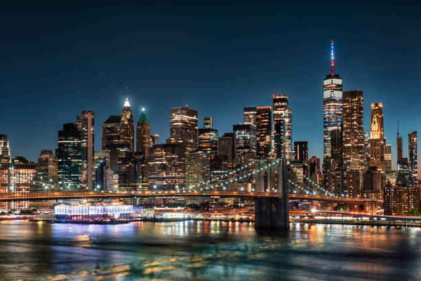 l’horizon de new york, états-unis - manhattan skyline downtown district night photos et images de collection