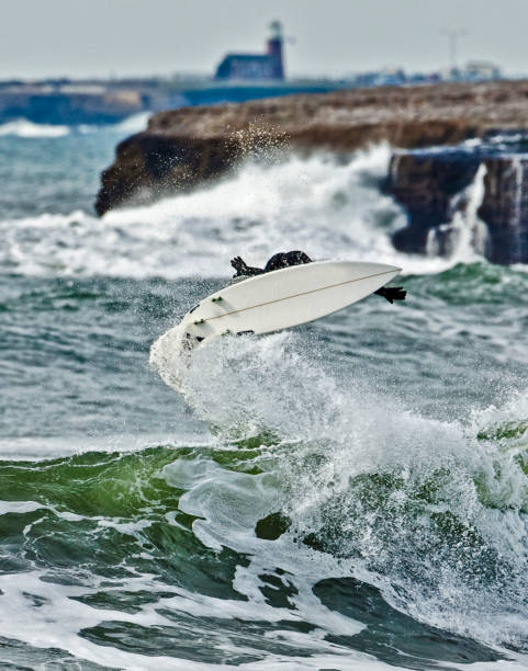 surfer airs in front santa cruz lighthouse - healey imagens e fotografias de stock