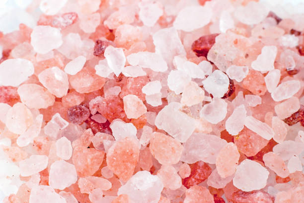 textura de cristales de sal rosa del himalaya de cerca - sal mineral fotografías e imágenes de stock