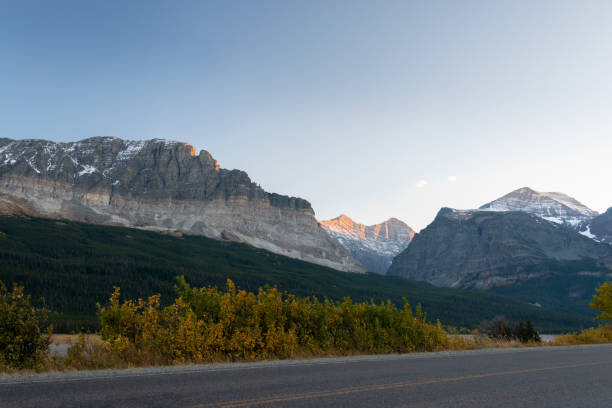 グレイシャー国立公園の秋の夕日、モンタナ、米国。 - going to the sun road ストックフォトと画像