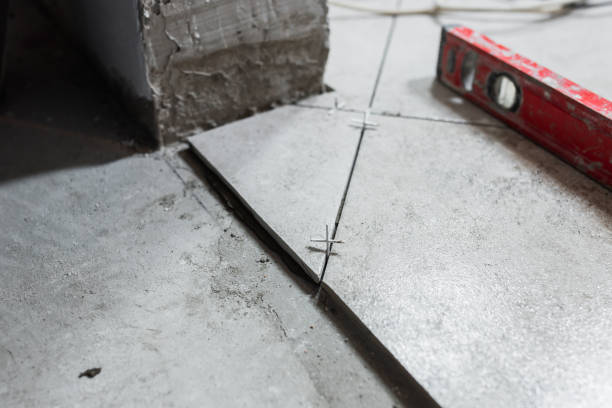 istock Laying ceramic tiles on the floor according to the level 1464666895