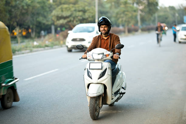 homme conduisant une moto avec casque - city bike photos et images de collection