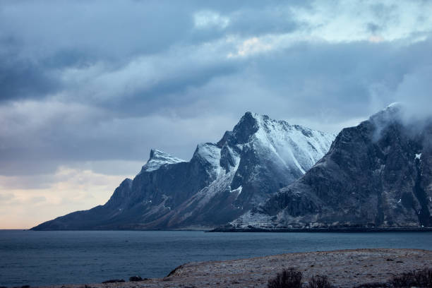 schneebedecktes gebirge auf den lofoten, norwegen. - mountain mountain range norway fjord stock-fotos und bilder