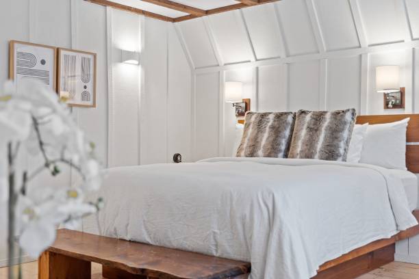 istock Stylish modern bedroom with a large bed and lamps 1464693938