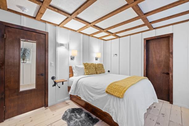 istock Stylish modern bedroom with a large bed and lamps 1464693945
