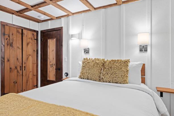 istock Stylish modern bedroom with a large bed and lamps 1464693947