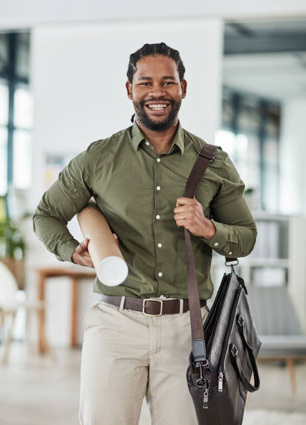 ritratto, uomo d'affari e nero con progetti, sorriso e fiducioso per nuovi progetti, proposte e idee. ingegnere, impiegato e imprenditore afroamericano con piani di costruzione e felicità - business ceo building activity business person foto e immagini stock