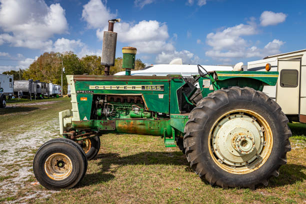 1970 oliver type 1855 tractor - 1855 imagens e fotografias de stock