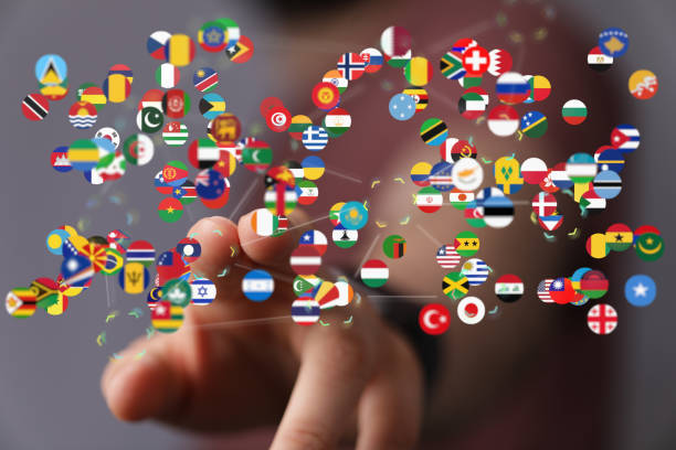 グローバルコミュニケーションのデジタルコンセプト、世界の国旗を掲げる - 言語 ストックフォトと画像