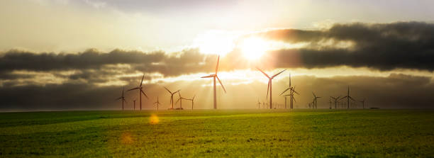 turbiny wiatrowe w krajobrazie z promieniami słonecznymi - scenics landscape windmill sunrise zdjęcia i obrazy z banku zdjęć