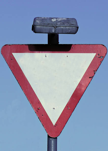 выветренный уличный знак, форма треугольника, с пустой белой областью посередине для вставки пользовательского текста - customisable стоковые фото и изображения