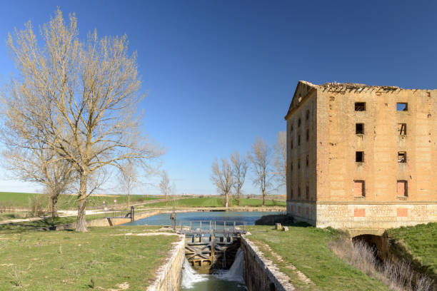 building near the castilla canal, tamariz de campos, valladolid, spain - palencia province imagens e fotografias de stock