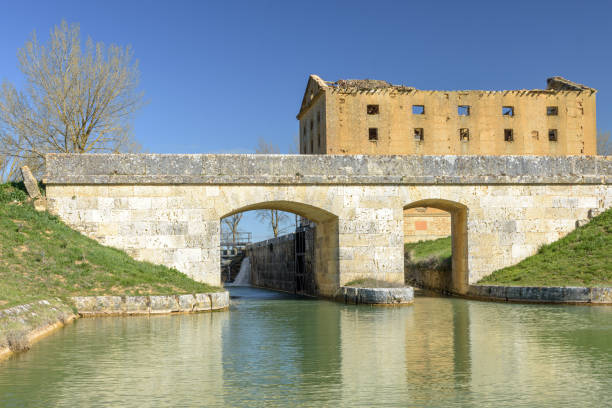 bâtiment près du canal de castille, tamariz de campos, valladolid, espagne - palencia province photos et images de collection