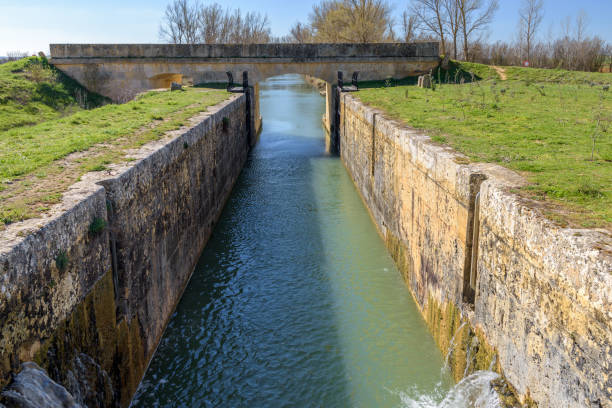 castilla canal, tamariz de campos, valladolid, spain - palencia province imagens e fotografias de stock