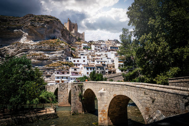 alcalá del júcar view, river, bridge, village, castle - provincia de albacete fotografías e imágenes de stock