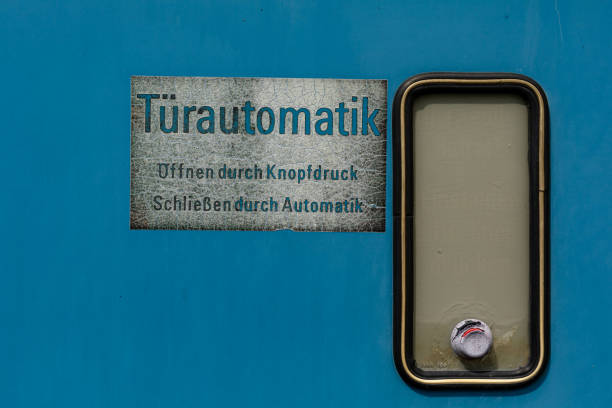panneau patiné pour une porte automatique sur un tramway - weatherd photos et images de collection
