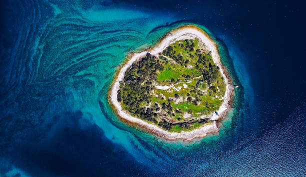 вид сверху на необитаемый остров, парк бриони, хорватия - адриатическое море стоковые фото и изображения