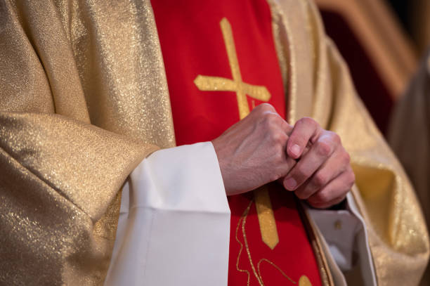 hands of a catholic priest - paedophilia imagens e fotografias de stock