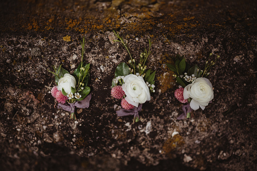 White and pink wedding boutonnieres