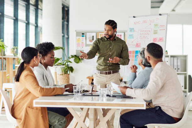 비즈니스, 흑인 남성 또는 팀과의 프레젠테이션, 기업 교육 또는 판매 성장 또는 계획을위한 대화. 아프리카 계 미국인 남성 리더, 차트, 관리자 또는 공동 작업을위한 직원 또는 팀워크 - research efficiency business development 뉴스 사진 이미지