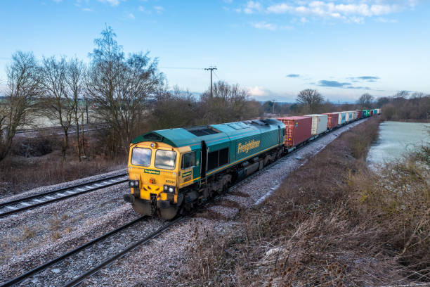 フレイトライナー・インターモーダル機関車輸送コンテナ列車 - shunting yard freight train cargo container railroad track ストックフォトと画像