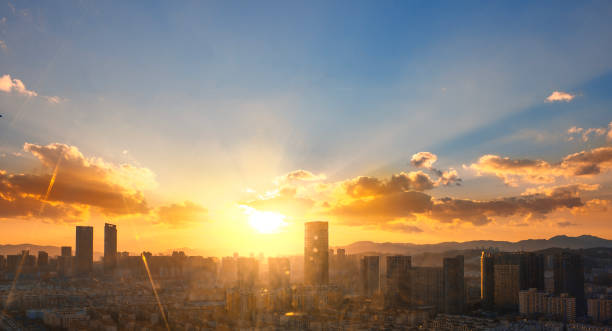 vista aérea do pôr do sol dramático ou nascer do sol e céu azul - architecture beauty in nature beauty beautiful - fotografias e filmes do acervo