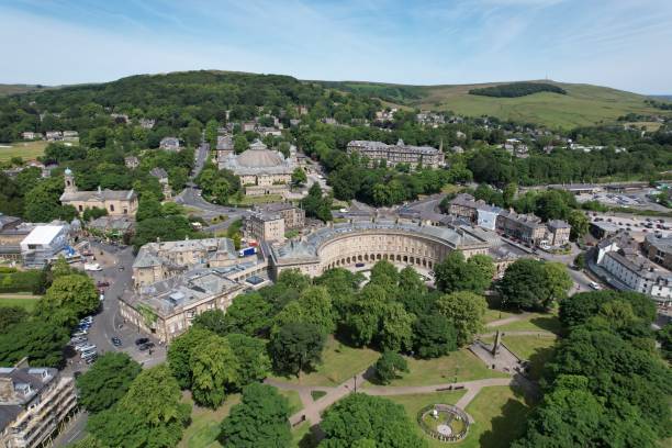 buxton centre-ville derbyshire peak district royaume-uni vue aérienne par drone - pennine way photos et images de collection