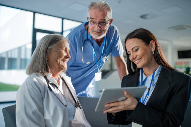 istock Young pharmaceutic seller explaining something to doctors in hospital. 1464782642