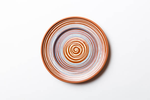 widok z góry izolowanego kolorowego tła pustego okrągłego brązowego talerza do jedzenia. puste naczynie z miejscem na twój projekt - white pottery textured circle zdjęcia i obrazy z banku zdjęć