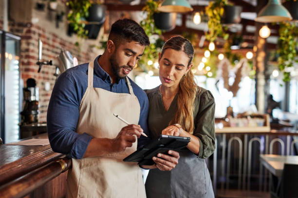 Bartender, cafe or small business people on tablet for communication, networking or online order check. Research, planning or teamwork for inventory checklist, stock management or social media review barman, cafetería o gente de pequeñas empresas en tableta para comunicación, redes o verificación de pedidos en línea. investigación, planificación o trabajo en equipo para la lista de verificación de inventario, la gestión de existencias o la rev